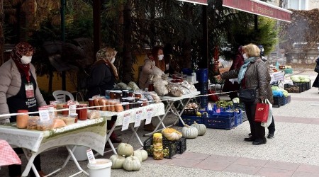 Kooperatif üyesi kadınlar 'kadın üretici ürün satış noktası'nda
