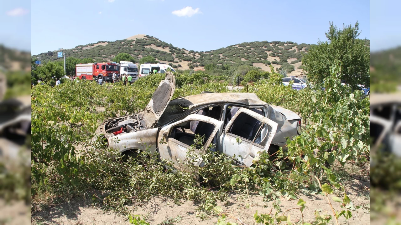 Kula'da kontrolden çıkan araç tarlaya uçtu: 1'i ağır 5 yaralı