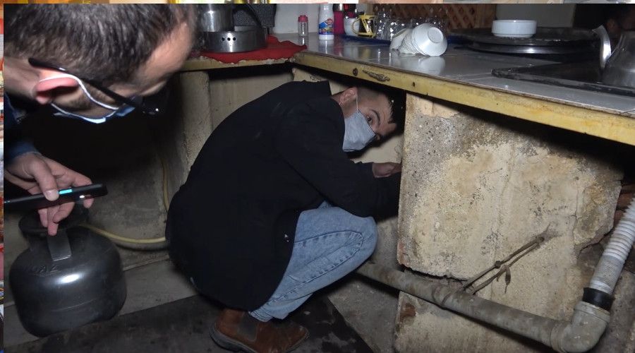 Kumar bask�n�nda ceza yememek i�in tuvalete ve tezgah alt�na sakland�lar