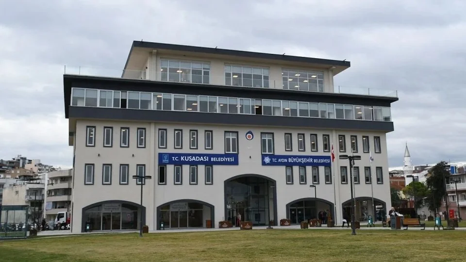 Ku�adas� Belediyesi'ne 3. dalga operasyon
