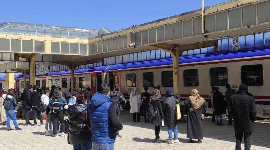 Kütahya'da otobüs fiyatlarını pahalı bulan vatandaşlar trene yöneldi