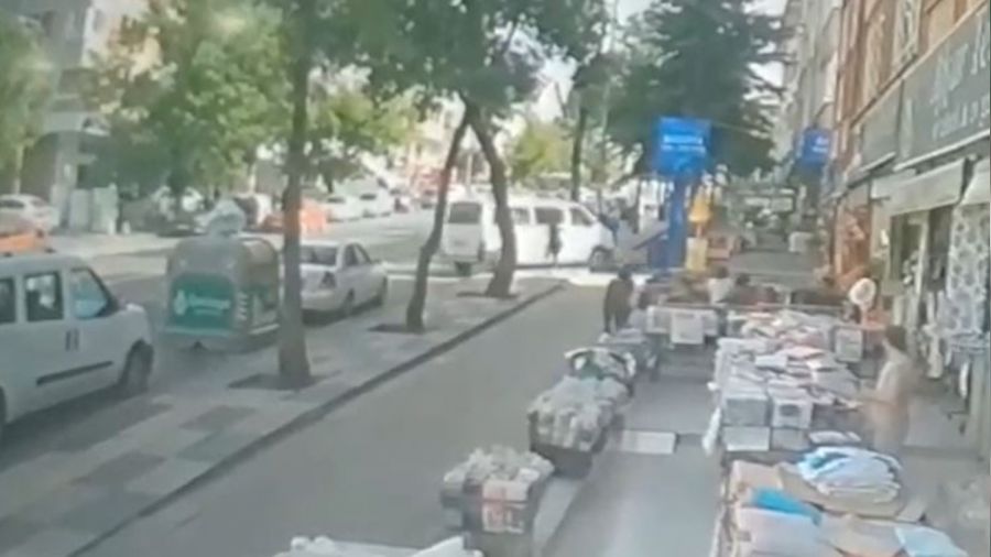 Laf attıkları kızları arabayla ezdiler, o anlar güvenlik kameralarına yansıdı