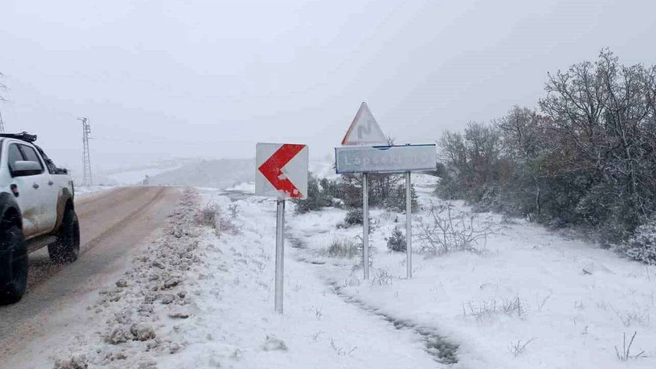 Lapseki'nin yükseklerinde kar kalınlığı 15 santimetreye ulaştı
