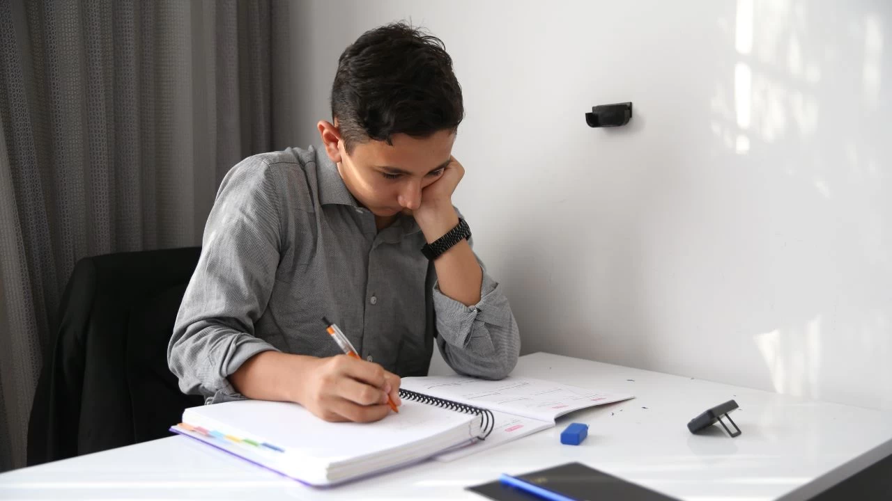 LGS'den tam puan aldığını öğrenen depremzede Kerem, doktor olmak istiyor