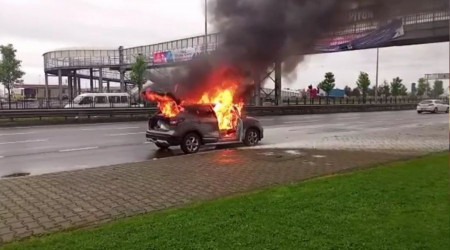 Lüks cip alev aldı, kadın sürücü son anda kurtuldu
