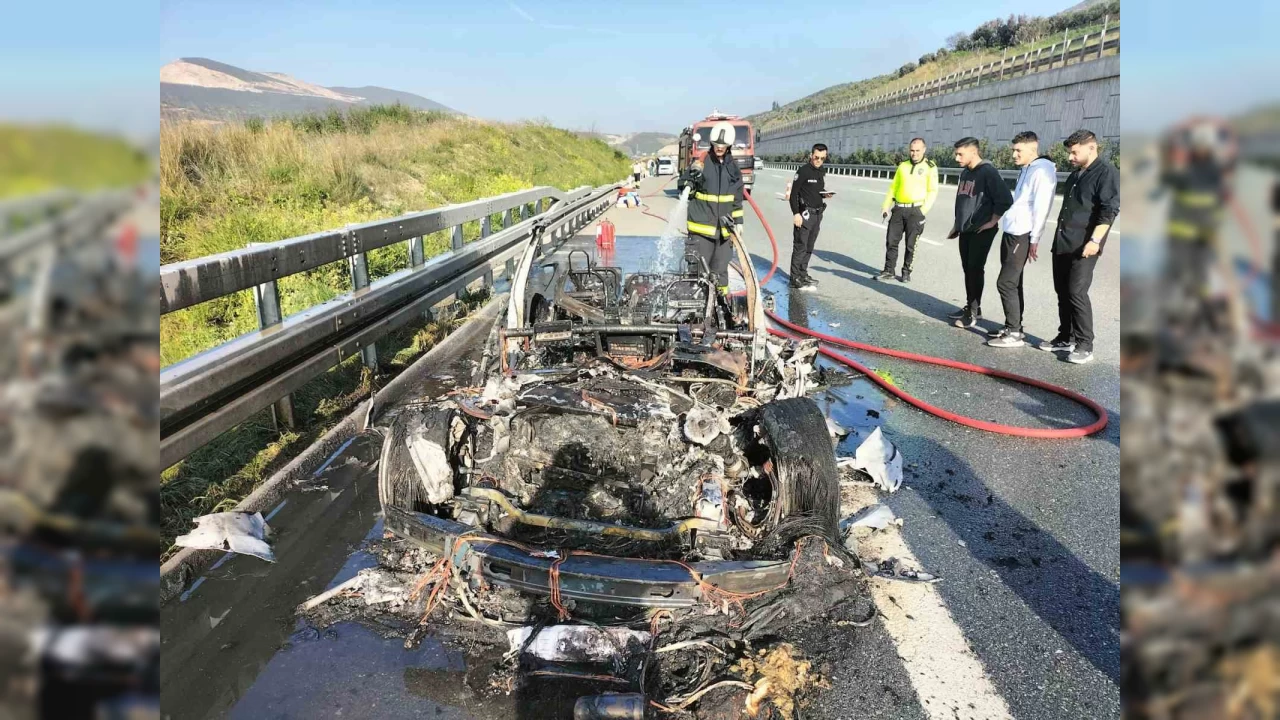 Lüks otomobil alev alev yandı, sürücü son anda canını kurtardı