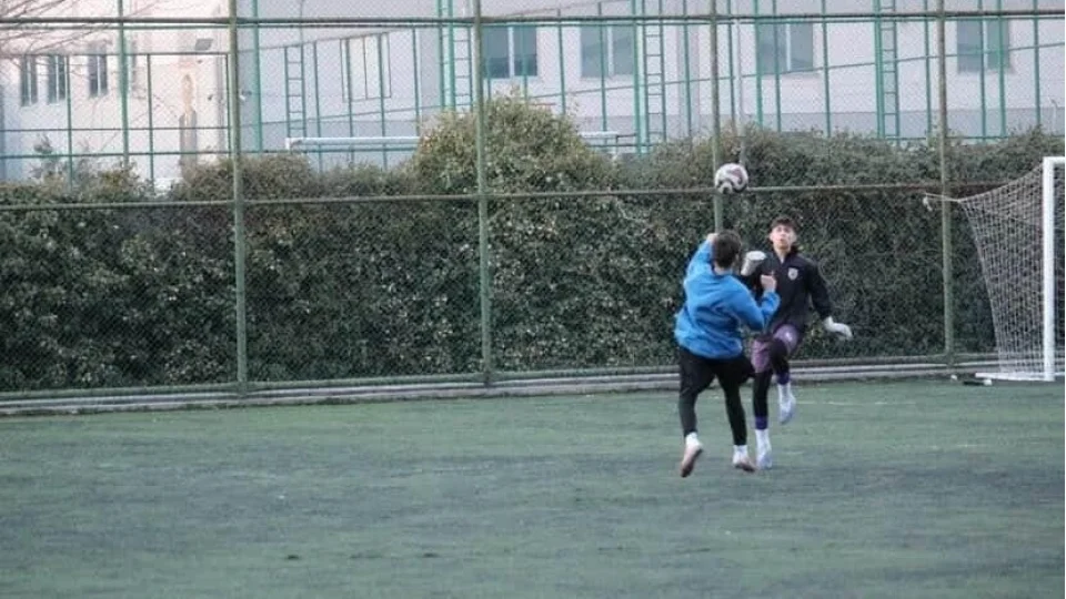 Ma�ta kaleciyle �arp��an gen� futbolcunun b�bre�i par�aland�