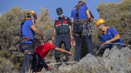 Mağarada mahsur kalan 4 genç kurtarıldı