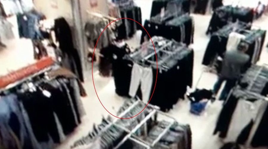Mağazada müşterinin çantasından para çalan hırsız, aynı işyerindeki güvenlik görevlisi çıktı
