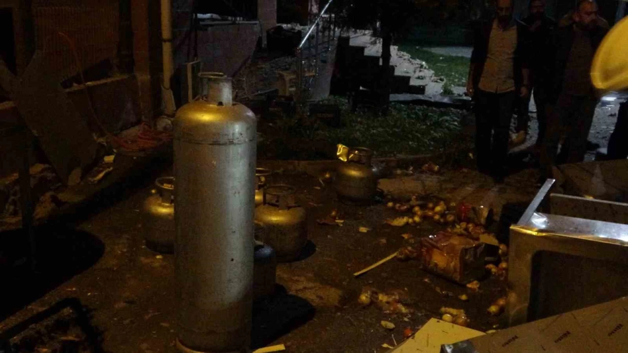 Malatya'da bomba gibi patlayan konteyner halkı sokağa döktü