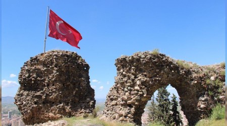 Manisa Kalesi'nin kalıntıları da yok oluyor