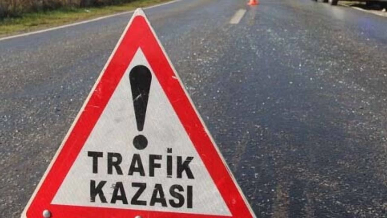 Manisa'da servis midibüsü ile tır çarpıştı, 12 kişi yaralandı