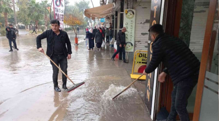 Mardin'de caddede dükkanları su bastı