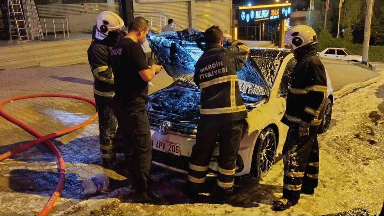 Mardin'de seyir halindeki otomobil alev ald�