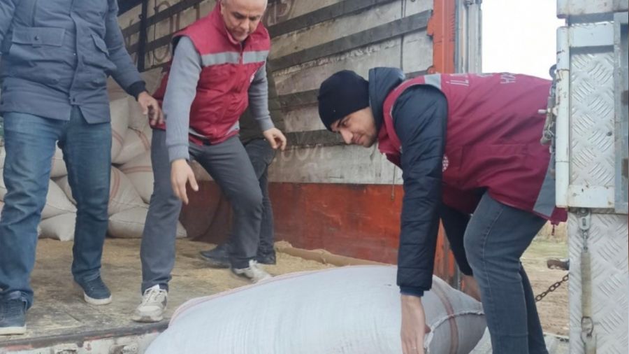 Mardin'den deprem blgelerine 5 tr hayvan yemi yardm