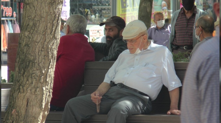 Maskeler �enede, vir�s bayramda