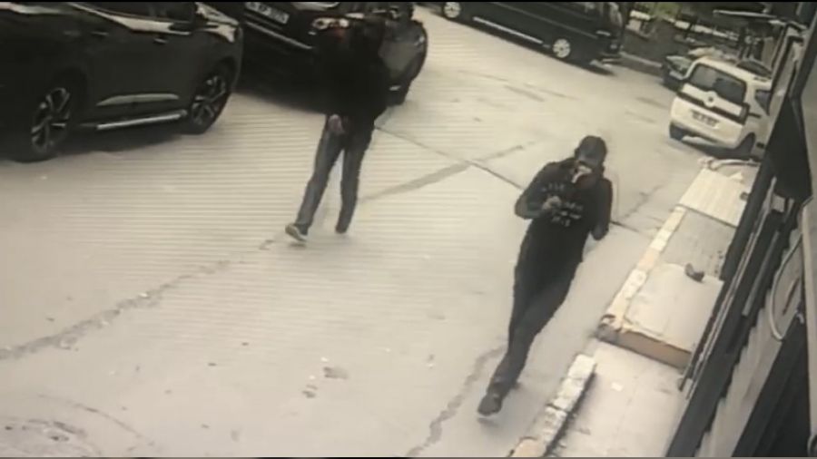 Maskeli hırsızı kıyafetleri yakalattı