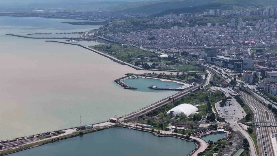 May�s ya�murlar� Karadeniz'i �amura boyad�