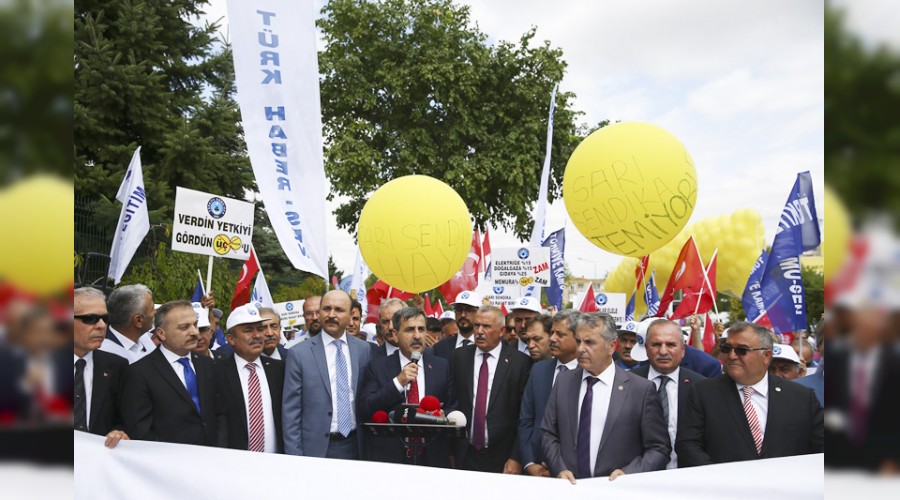 Memurdan hükümetin teklifine protesto