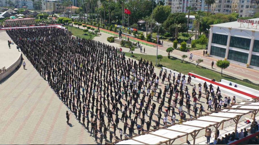 Mersin'de 1919 genç aynı anda zeybek oynadı