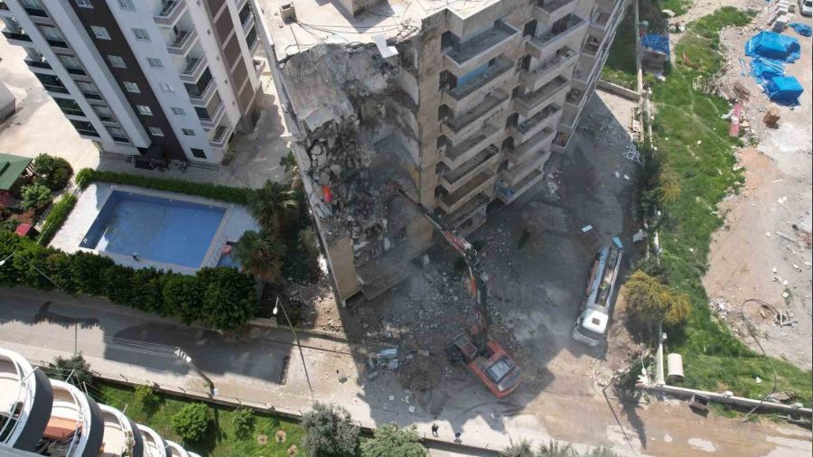 Mersin'de ağır hasarlı binanın yıkımına başlandı