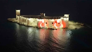 Mersin'in simgesi Kzkalesi 'Ay Yldzla' aydnland