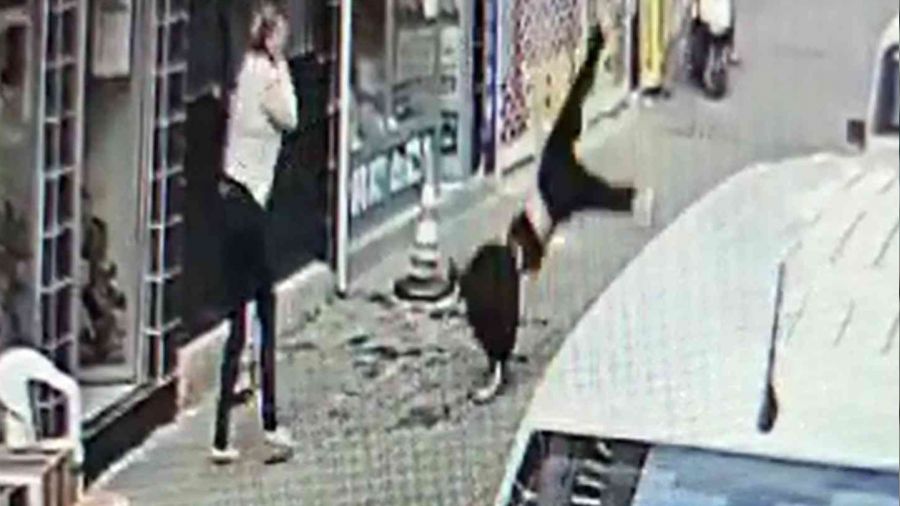 Metrelerce yükseklikten düşen genç kız yaşam savaşı veriyor