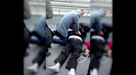 Metrobüs durağında kalp masajı