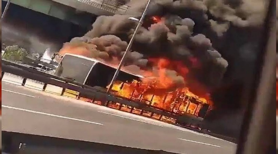 Metrobüste yangın çıktı