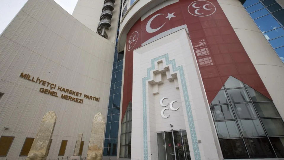 MHP'de bir il te�kilat� daha feshedildi