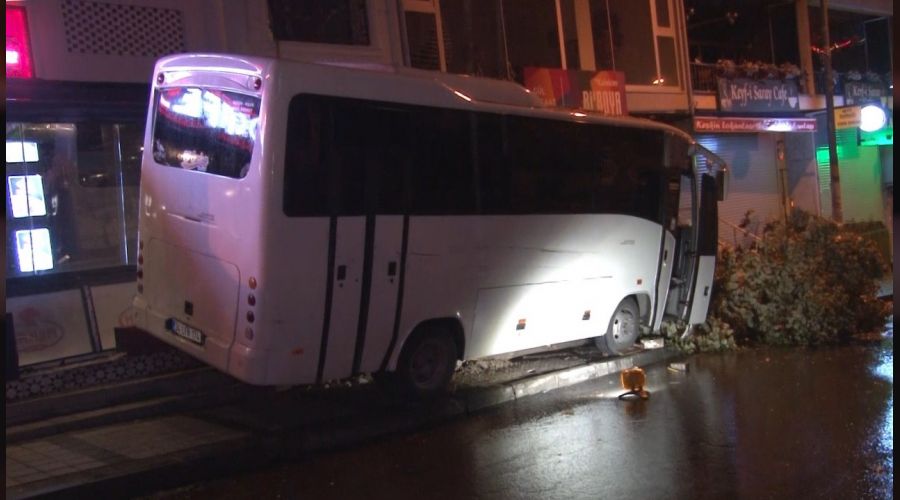 Midibüsün altında ezilerek can verdi