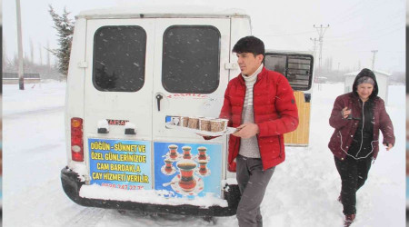 Minibüslü çaycıdan ücretsiz çay hizmeti