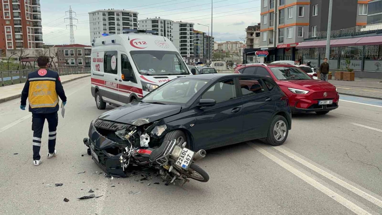 Motosiklet otomobile ok gibi sapland�: 1 yaral�