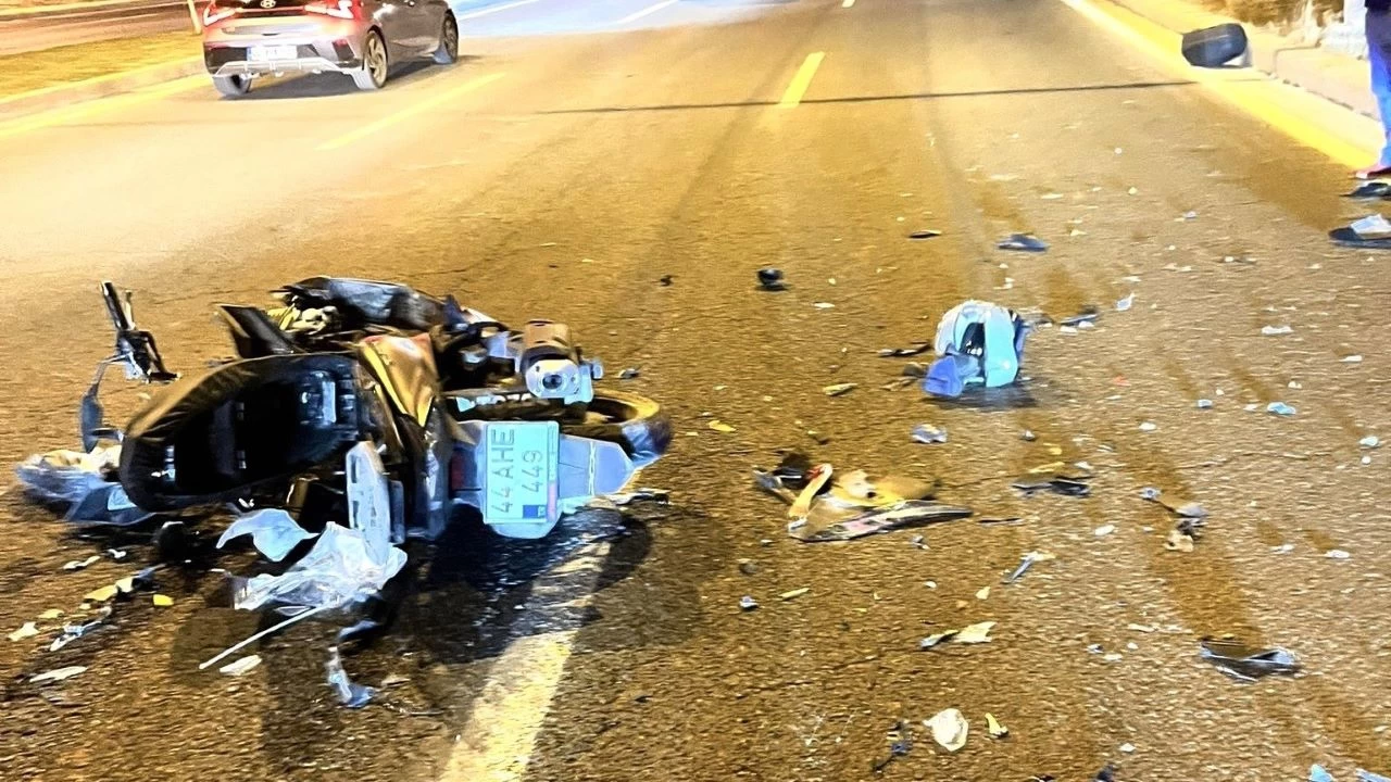 Motosiklet traktör römorkuna çarptı