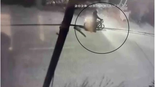 Motosikletle gelip, bor�lusunun evine kur�un ya�d�rd�