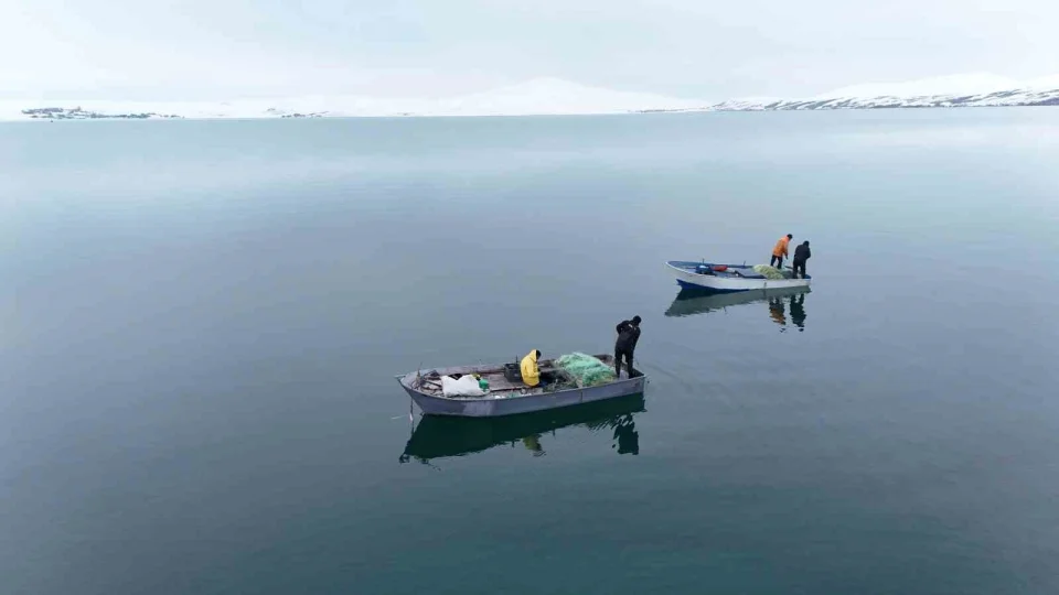 Nazik G�l�'nde bal�k�� tekneleri yeniden suya indi