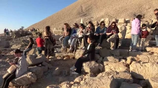 Nemrut Dağı'nda hafta sonu turist yoğunluğu