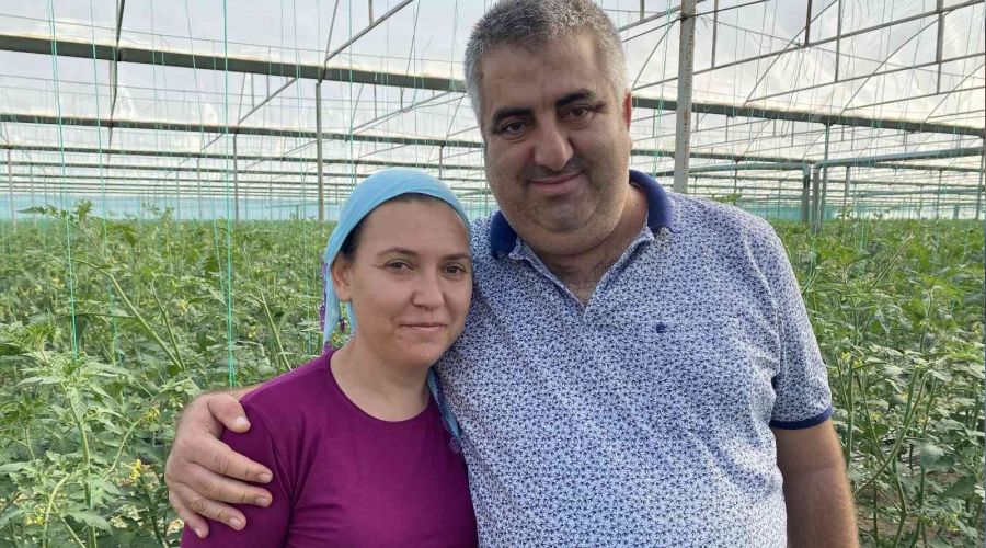 �d�ll� kad�n �ift�i, e�ine b�bre�ini verdi