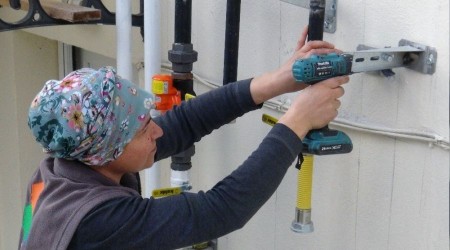 Oğlu yerine annesi doğalgaz tesisatçısı oldu