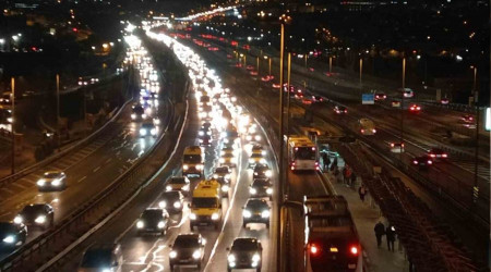 Okulların açılmasıyla İstanbul'da trafik yoğunluğu oluştu