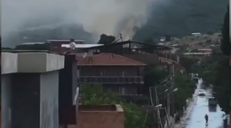 Okulun çatısına yıldırım düştü
