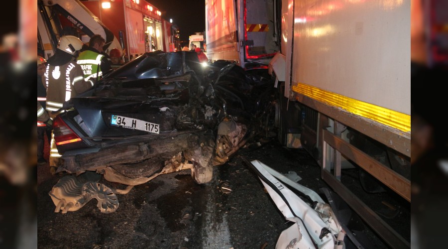 Önüne kattığı otomobille TIR'a çarptı