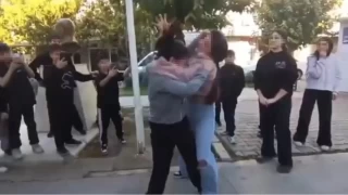 Ortaokullu kızlar birbirine girdi: Arkadaşları video çekti