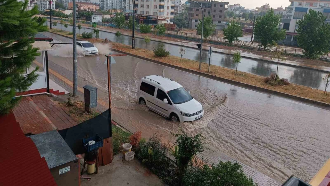 Osmaniye'de saanak ve frtnada sokaklar gle dnd
