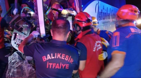 Otobüs, beton mikserine çarptı: 44 yaralı