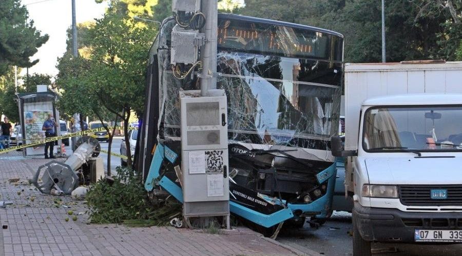 Otobüs durağa vurduktan sonra şaha kalkarak araçların üzerine düştü