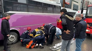 Otobs duranda feci kaza: Kadn, geri manevra yapan otobsn altnda kald