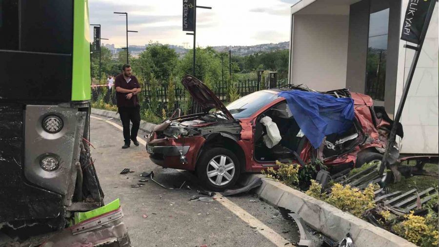 Otobüse çarpan otomobildeki aileden 3 kişi hayatını kaybetti