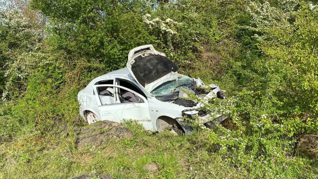 Otomobil 120 metre s�r�klendi, �arampole u�tu