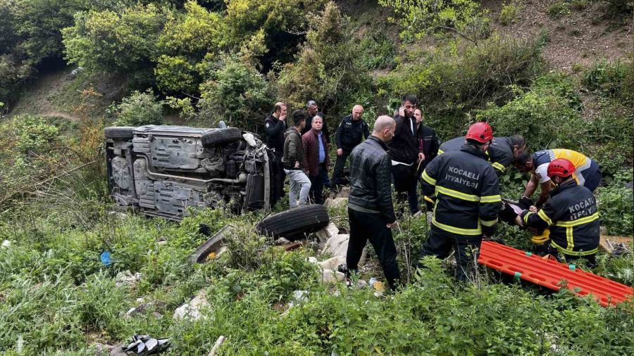 Otomobil 150 metrelik u�uruma yuvarland�